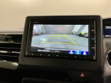 リバースギアに入れるだけで後方の表示へ切り替わります。夜間や雨の日の駐車も楽になりますよ。