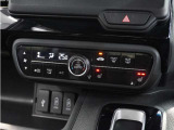 【オートエアコン】温度を設定すれば自動で快適な車内温度を保ちます。エアコン内部の高性能脱臭フィルターで車内のアレルゲンや花粉を除去。