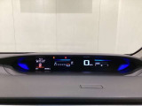 デジタル表示のスピードメーターとタコメーターを大きく配した見やすいメーター部になっています。左側のインフォメーション画面でオドメーターや燃費などの情報を確認できます。