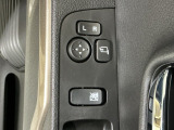 狭い駐車場で便利な電動格納ドアミラーが付いています。