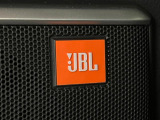 【JBLサウンドシステム】メーカーオプションの高品位サウンドシステムを搭載。専用のチューニングが施された大小様々なスピーカーから良質なサウンドが奏でられ、臨場感あふれる音響空間を演出します。