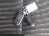 電子キーをポケットやカバンに入れているだけで、ドアの開錠・施錠が行えます。荷物を抱えていてもラクラク開閉です。エンジン始動も行えます。