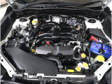 2.0L水平対向4気筒DOHC 16バルブエンジン(デュアルAVCS)を搭載。吸排気のタイミングを最適化するAVCSにより、効率的な燃焼と滑らかな加速フィールを実現しています。