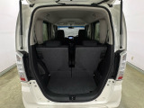 開口部も広く荷物の積み下ろしもしやすいお車となっております。シートの背もたれは5:5の割合で背もたれを可倒でき、前後のシートスライドもできるので荷室をひろげることができます。