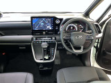 運転席は見やすく整理され、ナビも美しく装着され操作性にも優れています!