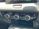 オートエアコンは左右席で独立温度コントロールが可能です。シートヒーター付きで、冷えた車内でもスイッチを押せば数秒で座面と背もたれがあたたかくなります。