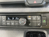 【オートエアコン】一度お好みの温度に設定すれば、車内の温度を検知し風量や温度を自動で調整。暑い&hellip;寒い&hellip;と何度もスイッチ操作をする必要はありません。快適な車内空間には必須の機能ですね♪