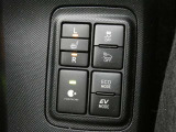 運転席と助手席には寒い時にうれしいシートヒーターが装備されてます。