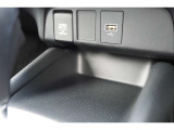 【USBジャック】運転中でもスマートフォン等の充電ができるUSBジャック付き!充電を気にすることなく、ドライブ中の音楽再生や通話等をお楽しみ頂けます!