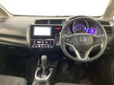 車内は光触媒抗菌消臭施工済です。スタイリッシュなデザインでスポーティなインパネ周りを演出します。グローブボックスやカップホルダーのほかにトレーなどたくさんの収納スペースが付いています。