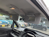 運転席のサンバイザーにはバニティミラーとチケットホルダーがついています。