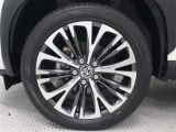 18インチアルミホイール(切削光輝/センターオーナメント付)を装着しています。タイヤサイズ215/50R18