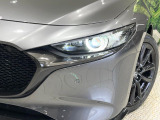 【LEDヘッドライト】悪天候や夜間走行時も良好な視界を確保し安心して運転できる高輝度LEDヘッドライトを装備!点灯速度が早く、消費電力も抑えられています。