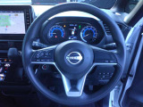 ステアリングスイッチでオーディオ操作が手元でできるので、ハンドルから手を離さずに運転できます。