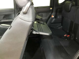 リヤ席で使えるシートバックテーブルを装備しています