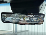 【デジタルインナーミラー】車両後方カメラの映像をミラーに映すことが出来ます。 そのため、後席に人や荷物があって後方が見えづらい場合でもしっかり視界を確保することが出来ます。