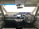 【前方視界】開放的な前方視界!運転がしやすく疲れにくいです♪窓が大きく、見通しがとっても良いおクルマですよ♪