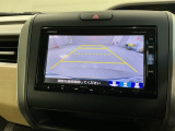 リバースギアに入れるだけで後方の表示へ切り替わります。夜間や雨の日の駐車も楽になりますよ。