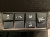 ハンドルの右側にはヘッドライトレベライザーとHondaセンシング用のメインスイッチがついています。ヘッドライトレベライザーは道路状況や積荷の加重に応じてライトの高さを調節できます。