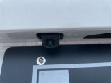 【バックカメラ】後退時に車両後方の映像をモニターに映す機能。目視できない死角を確認でき、衝突事故を防ぎます。駐車が苦手な方だけでなく全てのドライバーに必須の安全装備です。
