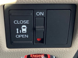 左側に電動スライドドアを装備。ワンタッチで開閉できるため、荷物の積み降ろしやお子さまの乗り降りがスムーズです。