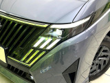 【LEDヘッドライト】悪天候や夜間走行時も良好な視界を確保し安心して運転できる高輝度LEDヘッドライトを装備!点灯速度が早く、消費電力も抑えられています。