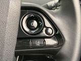 前方の車との車間を設定し、スピードを上げたり緩めたりを自動で行ってくれる追尾式の「レーダークルーズ」。上級装備の一つです!高級車にしかつかない嬉しい機能です。