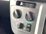 【オートエアコン】一度お好みの温度に設定すれば、車内の温度を検知し風量や温度を自動で調整。暑い&hellip;寒い&hellip;と何度もスイッチ操作をする必要はありません。快適な車内空間には必須の機能ですね♪