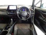 革巻きステアリングで快適な操作性の運転席です。