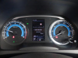 シンプルで見やすいデザインのメーターパネルです。車の情報が表示される大事な場所だからこそ見やすさが大切ですね。