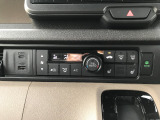 オートエアコン装着車で車内はいつも快適です!