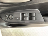 狭い駐車場で便利な電動格納ドアミラーが付いています。