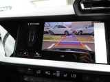 バックカメラを装備し、駐車時の後方確認をサポートします。
