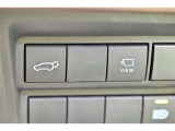 スマートキーや運転席のボタンを押すだけでリアゲートが自動で開閉します!荷物を持っている時や、高い位置にあるバックドアを閉める際に便利な機能です