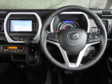 【運転席インテリアデザイン】左右対称のインテリアデザインでドライバーを包み込み運転に集中できるように設計されています。