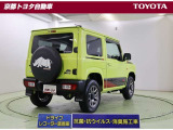 ジムニー定番デザインのサイのスペアタイヤカバーを装着。さらに、エンブレムに遊び心をプラスするサイマークのデコステッカーを装着しています。細部までディテールにこだわるワンポイントアイテムです。
