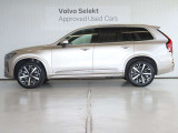 ボルボのフラッグシップモデルでありながら、7人乗りのSUVとしてファミリーからの人気も高いXC90です 新型では前輪の位置を前に伸ばし、安定感のあるどっしりとしたフォルムを得ました