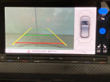 ギアをリバースに入れると車両後方の映像を映し出します。画面にはガイドラインが表示され、車庫入れや縦列駐車などの際に安全確認をサポートします。