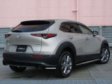SUVであるCX-30のデザインコンセプトは「Sleek & Bold」。「Sleek(滑らかさ)」と「Bold(大胆さ)」をミックスさせ、クーペのような伸びやかな美しさとSUVらしい力強さの融合を目指しています。