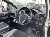 【運転席】座り心地が良いシートなので長時間の運転でも快適にお過ごしいただけます。新品のフロアマットのご注文も可能です。掲載箇所以外にご希望の写真がございましたらお気軽にお問い合わせ下さい。
