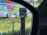 ブラインドスポットモニターは、左右斜め後ろを平行して走る車を認識し、車線変更の際に危険を察知するとドライバーへ警告を促します。夜・雨・トンネル内など走行時の環境が悪い時ほど便りになる機能です!