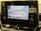 車庫入れなど後進運転時に死角をモニターで確認ができて安全です♪ ステアリング操作の参考になるガイド線も表示しますので車庫入れがニガテな方も安心ですネ!