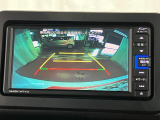 【バックカメラ】 駐車時に車両後方の様子を見ることができるので、運転の不安を軽くします。