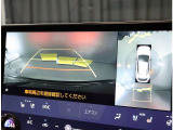 パノラミックビューモニター。車両を上から見たような映像を表示。運転席から目視しにくい車両周囲の状況をリアルタイムで確認できます。