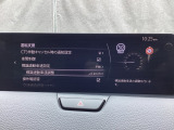 TSRは、走行中にフォワードセンシングカメラまたはナビゲーションシステムが認識した交通標識を、ADDおよびメーターに表示することで、交通標識の見落とし防止を図り、安全運転を支援するシステムです。