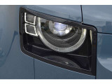DEFENDERの特徴的なテールランプは、丸みを帯びた長方形の中に、LEDのリング状またはスクエア状のライトが配置されており、非常に立体的(彫刻的)な形状をしています。