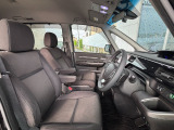 フロントシートのお写真です。 広い足元と、ゆったり座れるシートは長時間の運転でも疲れにくくなっております♪