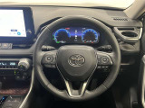 3本スポークステアリング!ステアリングスイッチ付!音量調整やメーター内インフォメーションの操作、全車速追従機能レーダークルーズコントロールの操作などが可能!ステアリングヒーター付!