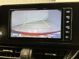 車庫入れなど後進運転時に死角をモニターで確認ができて安全です♪ ステアリング操作の参考になるガイド線も表示しますので車庫入れがニガテな方も安心ですネ!
