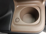 カップホルダーは運転席や助手席からちょうど手の届く位置です!!